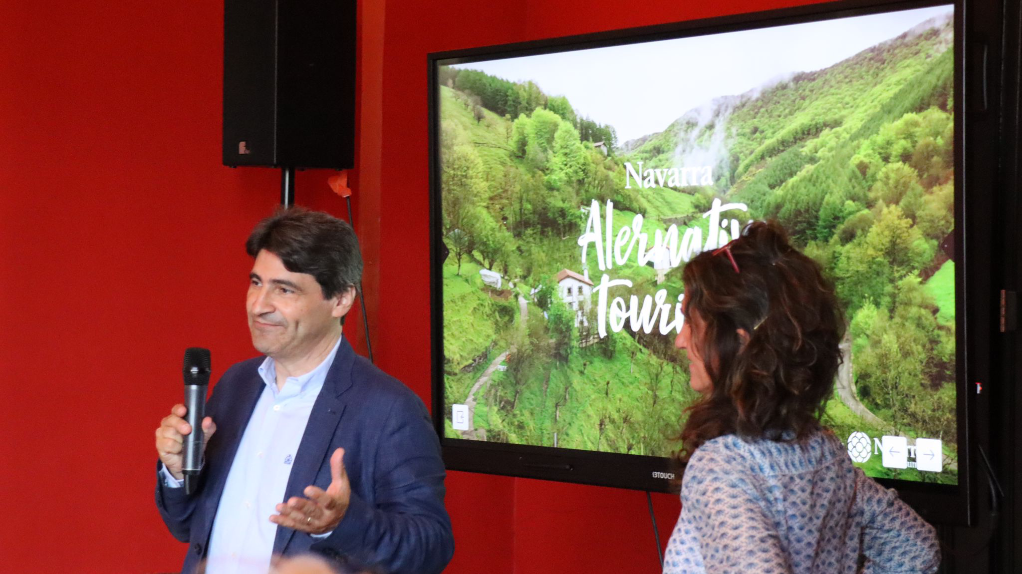 El represetante de Turspain en NL y Belén Huarte, de Gobierno de Navarra, presentan el destino Navarra con videos.