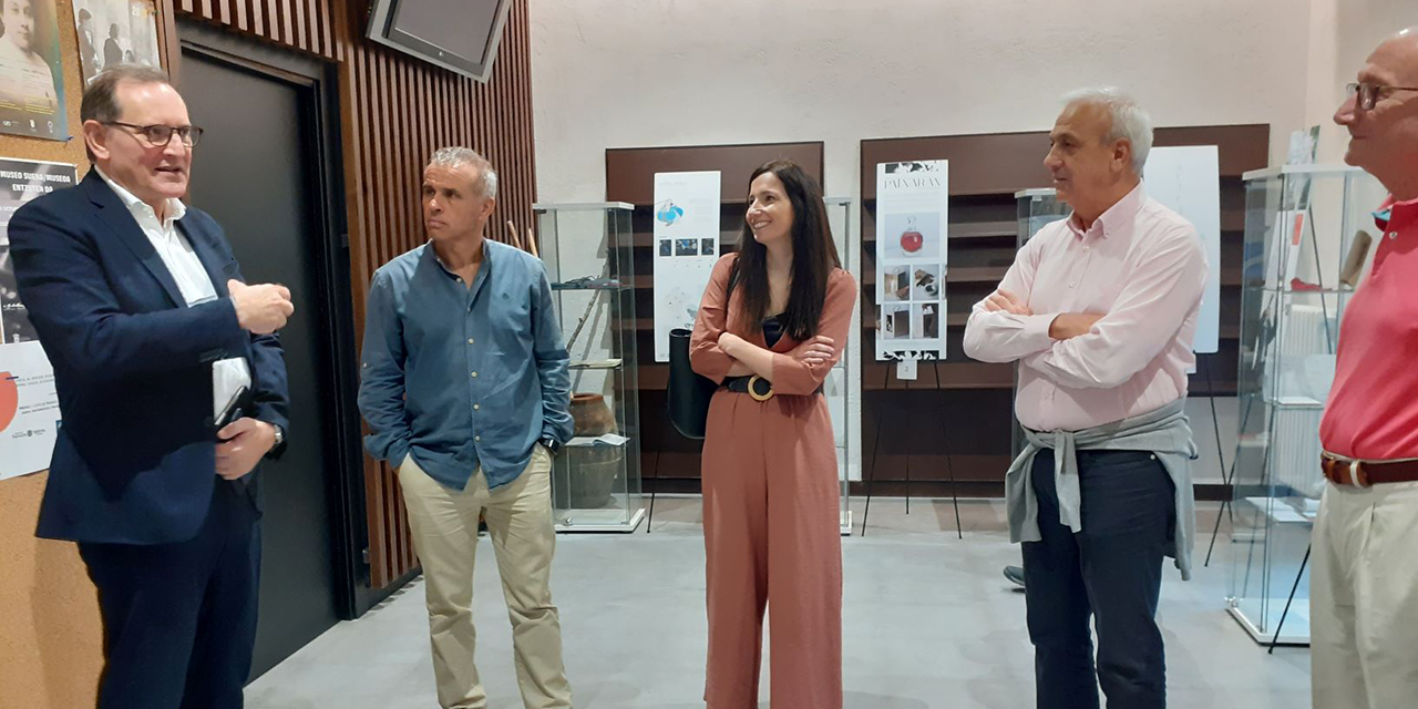 Exposición, para “recordar” el Camino de Santiago, en la Oficina de Turismo de Estella/Lizarra con los proyectos de los estudiantes de diseño de la UNAV sobre esta ruta 