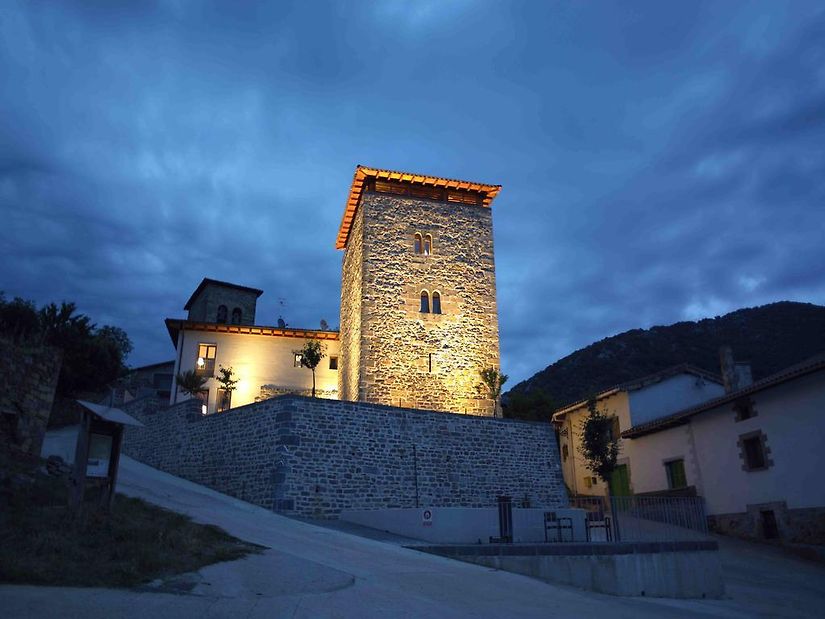 Entrevista con Jon e Iban, los nuevos adjudicatarios para la gestión del Hotel rural Torre de Uriz, edificio medieval restaurado por el Gobierno de Navarra en el Valle de Arce