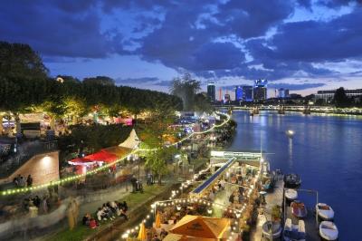 Feria de los Museos junto al río Meno a su paso por Frankfurt.